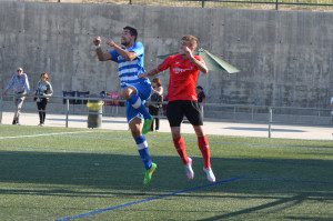 Alex disputando un balon ante el Teruel
