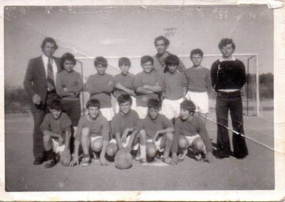 A principios del mes de Julio de 1973 se reunieron unos cuantos vecinos del Barrio Oliver y constituyeron la Agrupación Deportiva Atlético Escalerillas.